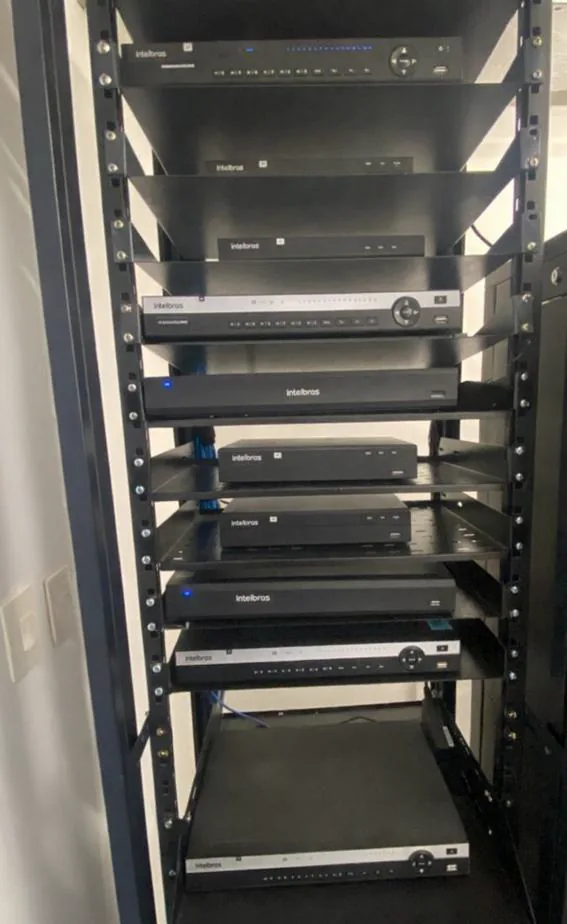 Rack com gravadores e equipamentos de CFTV