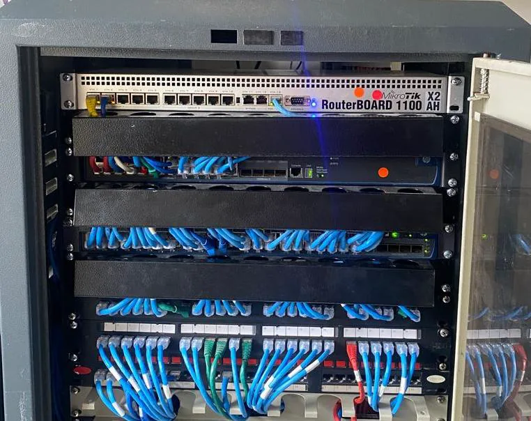 Rack de rede organizado com switches e cabeamento identificado